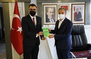 Mikrokredi Başkan Kılıç’a kitap hediye etti