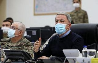 Milli Savunma Bakanı Akar Suriye sınırında