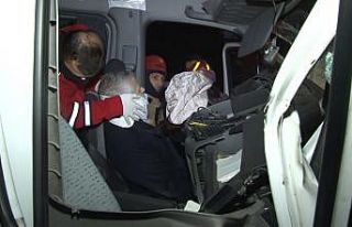 Minibüs emniyet şeridinde arıza yapan hafriyat...