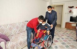 Minik Berat’a tekerlekli sandalye sürprizi