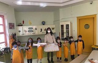 Minik GKV’liler dilek kartı hazırlayıp kurabiye...