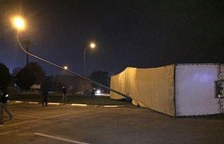 Mobilya yüklü tır devrildi, faciadan dönüldü