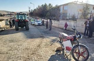 Motosiklet ile traktör çarpıştı: 1 yaralı