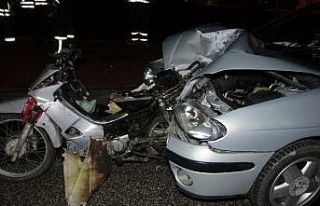 Motosiklet otomobilin motor kısmına gömüldü:...