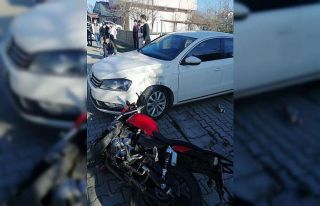 Motosiklet ve otomobil çarpıştı: 1 yaralı