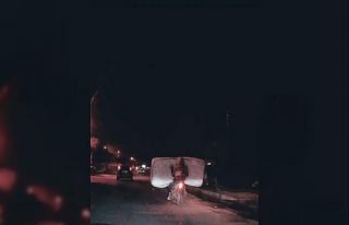 Motosikletli sürücünün yatakla tehlikeli yolculuğu