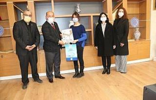 Müdür Başyiğit, Türkiye derecesi elde eden öğrenciyi...