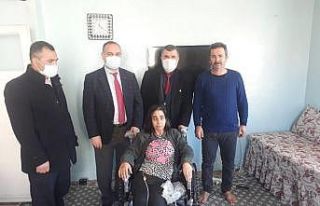 Müftülükten engelli kişiye sandalye desteği