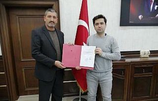 Muhtar, bir yıllık maaşının yarısını çocuklar...