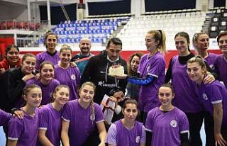 Muratpaşa kadın hentbol takımı, antrenörlerinin...