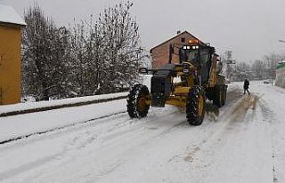 Muş Belediyesi karla mücadele çalışmalarına...