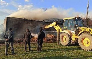 Mustafakemalpaşa’da muhtara ait samanlıkta yangın
