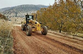 Mut’ta mahalleleri bağlayan yollar onarılıyor