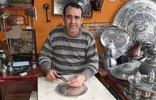 Müziğin ritmi ile bakırları işliyor