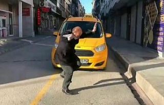 Müziğin ritmine kendini kaptıran taksici gülümsetti
