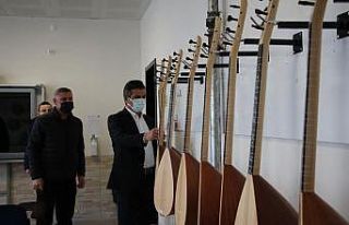Müzik aletleri öğrencilerin ellerinde ses bulmayı...