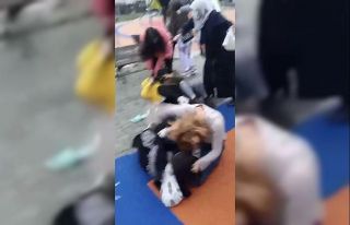 Ne maske ne mesafe...Kızlar saç saça baş başa...