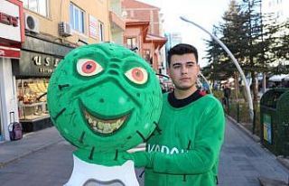 Niğde’de korona virüs kostümü giyen kişi vatandaşları...