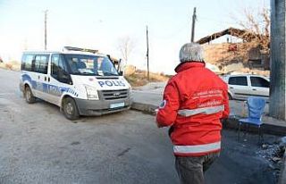 Nöbetteki polislere sıcak ikram