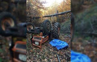 Odun taşıdığı sırada devrilen traktörün altında...