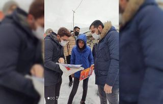 Öğretmenler kapı kapı dolaşarak kitap dağıttı