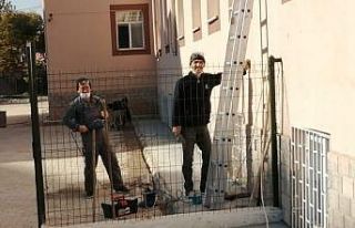 Okullardaki çalışmalar pandemiye rağmen sürüyor