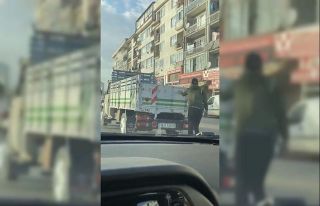 Ölümüne yolculuk...Patenci gençten kamyon arkasında...