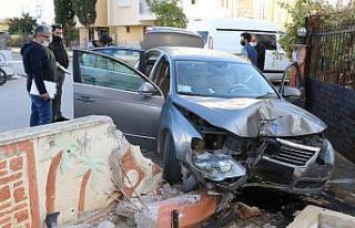 Önü kesilen sürücü paniğe kapılıp duvara çarptı:...