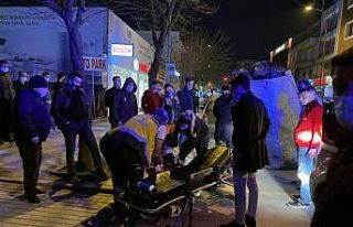 Önündeki aracı sollarken kağıt toplayan çocuğa...