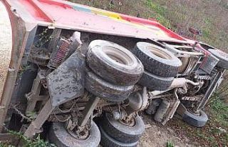 Ordu’da çakıl yüklü kamyon devrildi