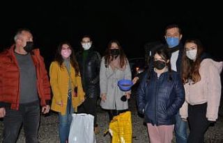 Ormana terk edilen sokak köpeklerini beslemek için...