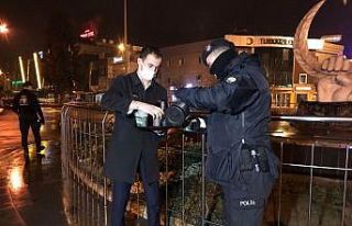 Otel çalışanları görevli polisleri ve gazetecileri...