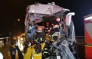 Otobüs kamyona arkadan çarptı: 1’i ağır 16...