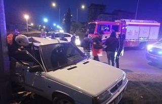 Otomobil aydınlatma direğine çarptı: 2 yaralı