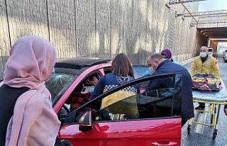 Otomobil halk otobüsüne arkadan çarptı: 1 yaralı