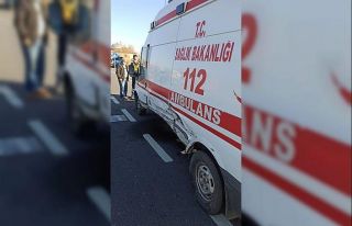 Otomobil ile ambulans çarpıştı: 3 yaralı