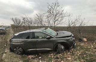 Otomobil yağmur kanalına düştü: 2 yaralı