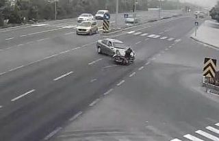 Otomobile çarpan motosiklet sürücüsü yerinden...
