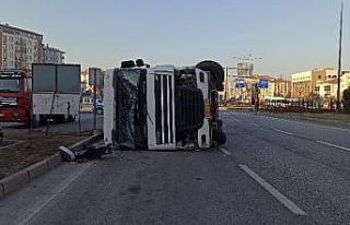 Otomobile çarpan tır yol ortasına devrildi