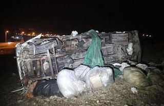 Otomobille çarpışan kamyonet şarampole devrildi:...