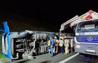 Otoyolda hurda yüklü TIR’ın altında kalan sürücü...