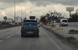 (Özel) Ana yolda kaputu açık yol aldı, görenler...