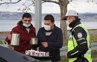 Özel halk otobüsü şoföründen polislere çay...