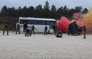 Özel harekat polislerinden kurtarma tatbikatı