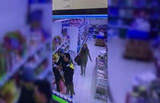 (Özel) Markette kadın şahsın kaşla göz arasında...