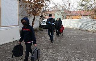 (Özel) Okula gidemeyen öğrenciler çantayla sevindirildi