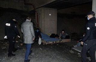 (Özel) Polis sokakta kalan vatandaşları otele yerleştirdi