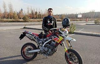 (Özel) Sağlık çalışanı Korona stresini motosikletle...