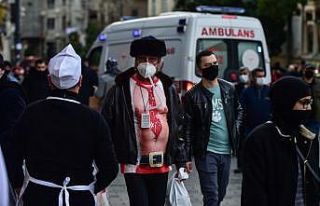 (Özel) Taksim’de garip giyimli turist dikkatleri...