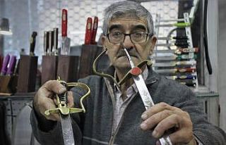 (Özel) Tarihî kılıçlar Bursalı ustanın elinde...